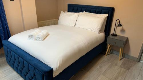 Walsall Apartment | One Bedroom Apartment in Walsall Sleeps 4 FREE WIFI By Villazu