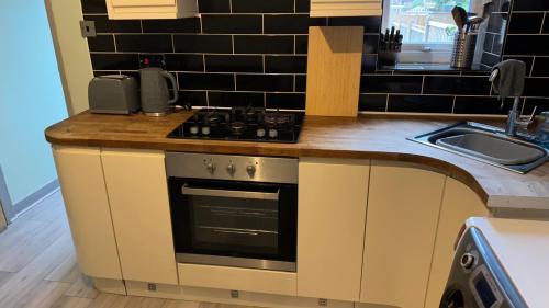 Walsall Apartment | One Bedroom Apartment in Walsall Sleeps 4 FREE WIFI By Villazu