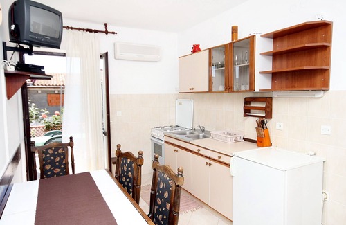 Molat Apartment | One bedroom apartment near beach Brgulje, Molat (A-6243-a)