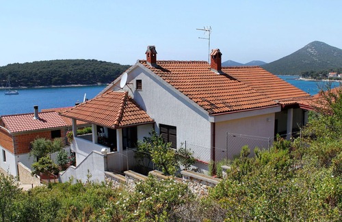Molat Apartment | One bedroom apartment near beach Brgulje, Molat (A-6243-b)