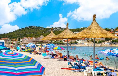 Jezera Apartment | One bedroom apartment on the beach Zaratic Jezera