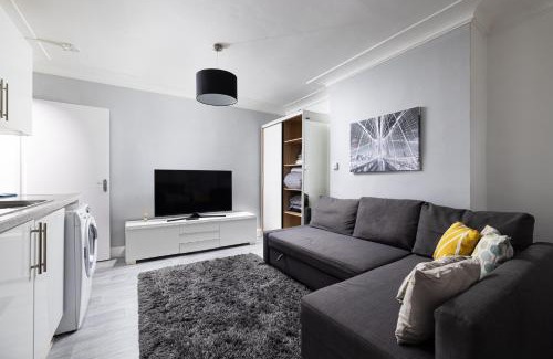 Brent Cross Apartment | One Bedroom Apartment opposite Brent Cross station