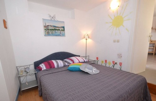 Murvica Apartment | One bedroom apartment with terrace and sea view Murvica, Brač (A-20190-a)