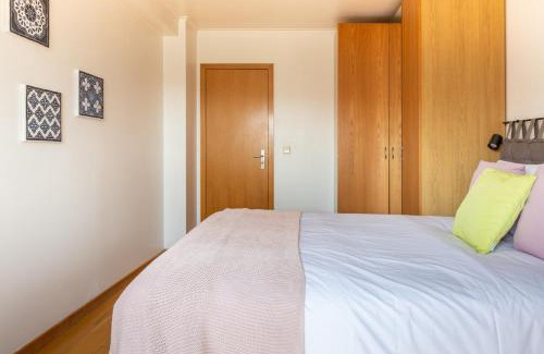 Beato Apartment | One Bedroom Apartment with Stunning River Views and Private Rooftop!