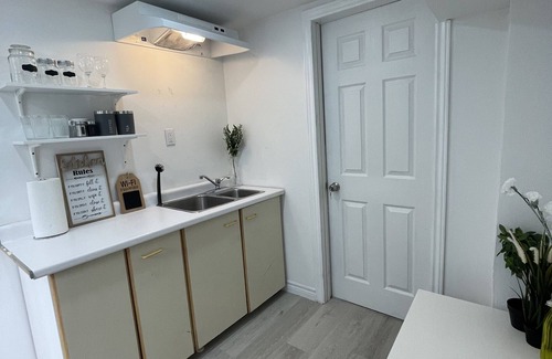 Bendale House | One bedroom basement suite (bus stop right outside)