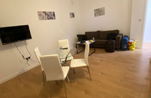 Walpole Apartment | One bedroom in Ealing F3