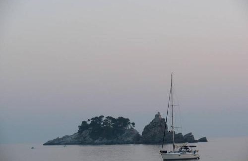 Petrovac Apartment | One-bedroom mediterranean flat near the sea