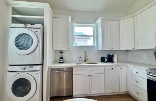 Galveston House | One Bedroom Villa Walk to Beach