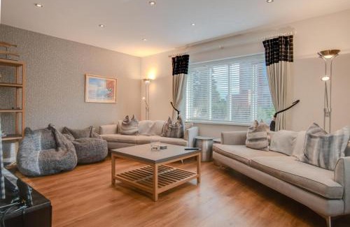 Holt House | One Brightwell Close