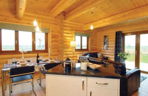 Woodbridge Ski Chalet | One double with en suite shower and one twin.