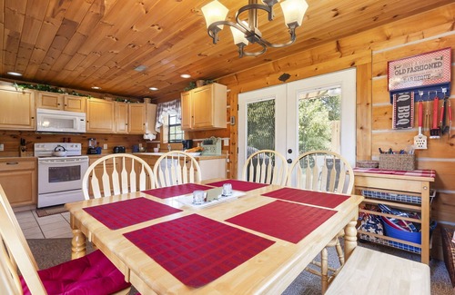 Big Cedars Cabin | One Level Log Cabin, Free Tickets, Minutes from Big Cedar, Wood Burning Fireplace, Dog Friendly