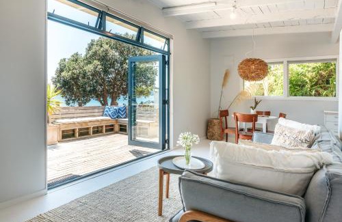 Onetangi House | Onetangi Waterfront Bach - Coast & Country