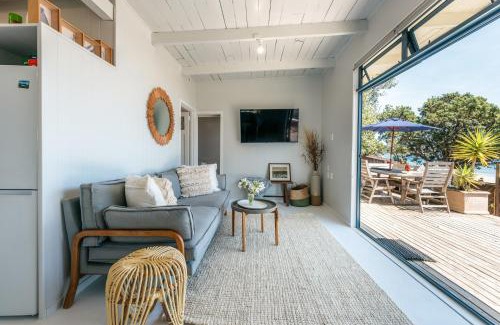 Onetangi House | Onetangi Waterfront Bach - Coast & Country