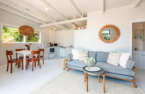 Onetangi House | Onetangi Waterfront Bach - Coast & Country
