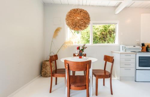 Onetangi House | Onetangi Waterfront Bach - Coast & Country