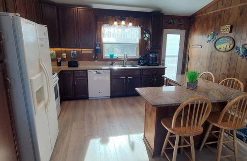 South Nags Head Cottage | Only 2 min. Walk to Beach! Private Salt-Water Pool, Hot Tub, Backyard Pond.