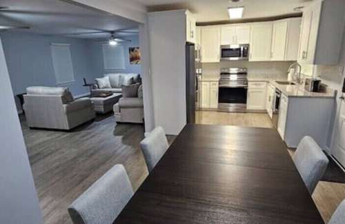 Augusta House | Open Floor Plan -Colorful Bright - Great for Extended Stays - 4 BR/2BA