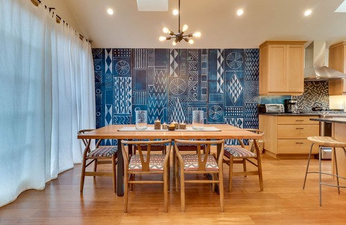 Concordia House | Open layout home in quiet location, close to shops/restaurants - free WiFi