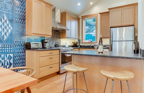 Concordia House | Open layout home in quiet location, close to shops/restaurants - free WiFi