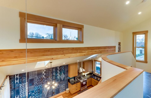 Concordia House | Open layout home in quiet location, close to shops/restaurants - free WiFi