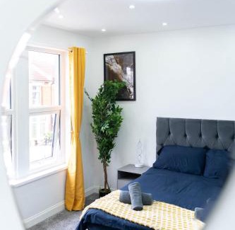 Portsmouth House | Open Mind Property - 6 Luxury Bedrooms with Free Parking