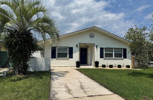 Jacksonville Beach House | Open, Spacious 4-bedroom house a short walk from the water in Jacksonville Beach