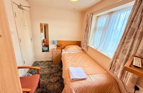 Beeston House | Opposite Hylands Hotel single rooms