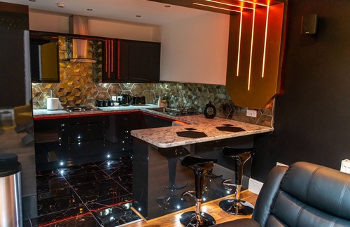 Bradford Apartment | Optimal Apartments -Presidential Jet Hot Tub Suite