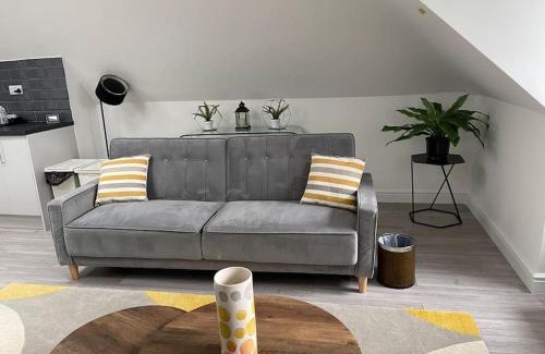 Kidlington Apartment | Orchid Lodge - Two Bed Generous Flat - Parking, Netflix, WIFI - Close to Blenheim Palace & Oxford - F4