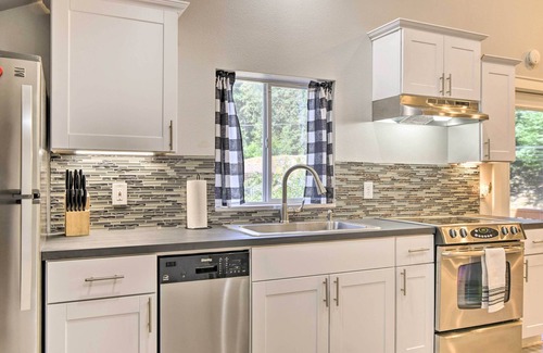 Oregon City House | Oregon City Abode ~ 23 Mi to Dtwn Portland!