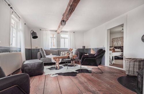 Guttersbach Cottage | Original blue Odenwald country house with garden and barn