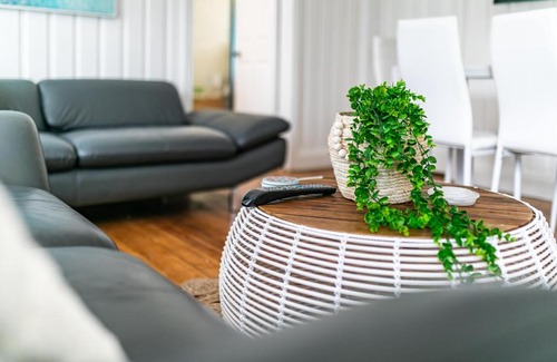 Ocean Grove House | Orton Blue- Beachside getaway for 4, Pets welcome, Aircon, Park and walk to everything!
