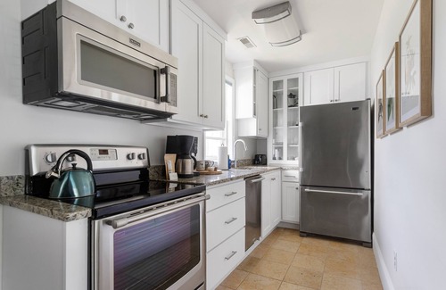 Downtown Charleston Apartment | Oswego Bungalow | Hampton Park Oasis