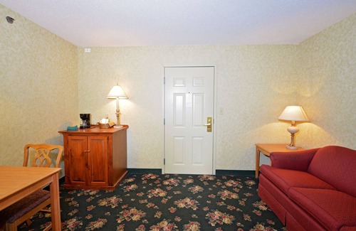 Port Clinton Hotel | Our Guest Inn and Suites - Downtown