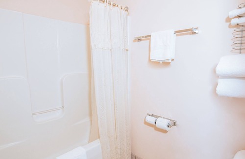 Port Clinton Hotel | Our Guest Inn and Suites - Downtown