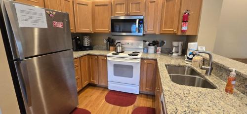 McHenry House | Our Heart's Desire- spacious 3 BR condo with hot tub in great location!