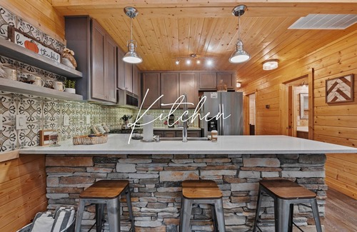 Broken Bow Cabin | Outdoor Playset | Game Room | Fire Pit | Hot Tub