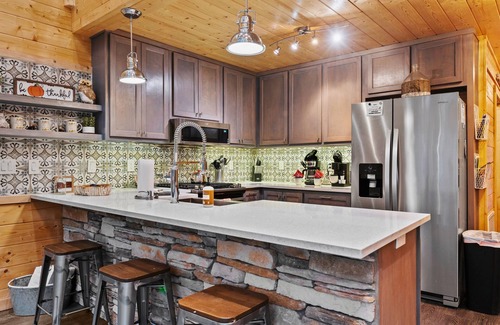 Broken Bow Cabin | Outdoor Playset | Game Room | Fire Pit | Hot Tub