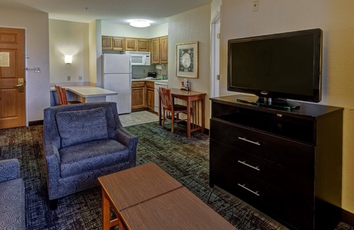Glendale Condo | Outdoor Pool, Hot Tub, and Free Breakfast! Great Location!
