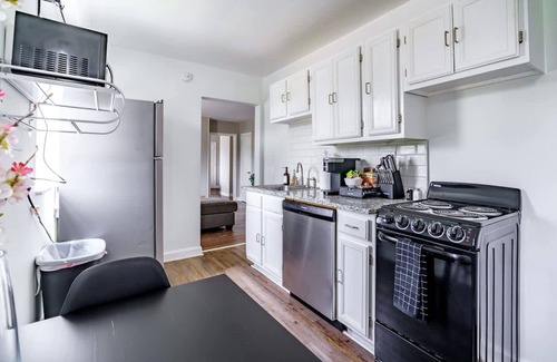 Victorian Village Apartment | Over 4 500 Reviews Prime Location Parking Free