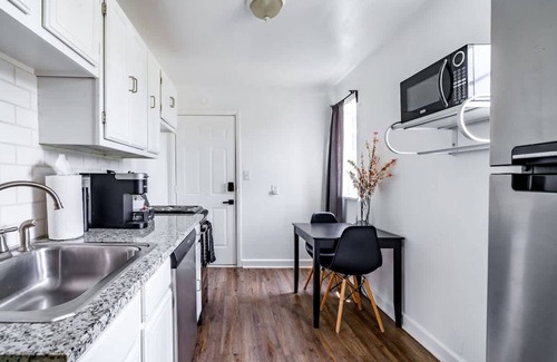 Victorian Village Apartment | Over 4 500 Reviews Prime Location Parking Free