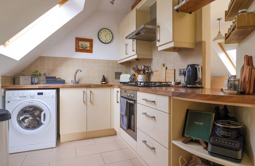 Fenny Bridges Cottage | OVERBECK COTTAGE, pet friendly, with a garden in Ottery St Mary