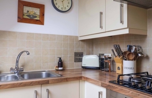 Fenny Bridges Cottage | OVERBECK COTTAGE, pet friendly, with a garden in Ottery St Mary