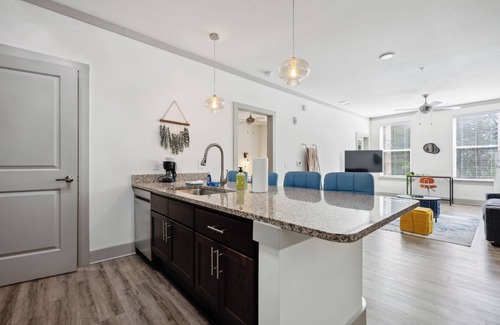 Farragut Apartment | Overlook 2103 I Luxury Redefined I Free Parking