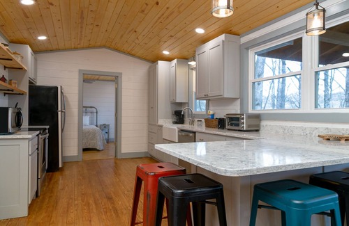 Clarkesville House | Overlook at Lake Burton - Modern rustic home and beautiful views of Lake Burton