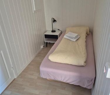 Lebesby Apartment | Overnatting Kjøllefjord, Hybelleilighet med kjøkkenkrok og eget bad