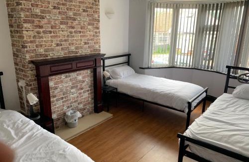 Newcastle-upon-Tyne Apartment | Ovington Grove 1 free parking fully equipped kitchen 3 bedrooms Netflix