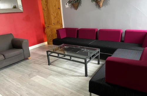 Newcastle-upon-Tyne Apartment | Ovington Grove 2 fully equipped kitchen free parking 3 bedrooms Netflix