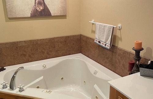 Branson West Cabin | OWNER PAYS PARKING FEES. Family Friendly Lodge Nestled in the Woods