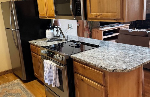 Branson West Cabin | OWNER PAYS PARKING FEES. Family Friendly Lodge Nestled in the Woods